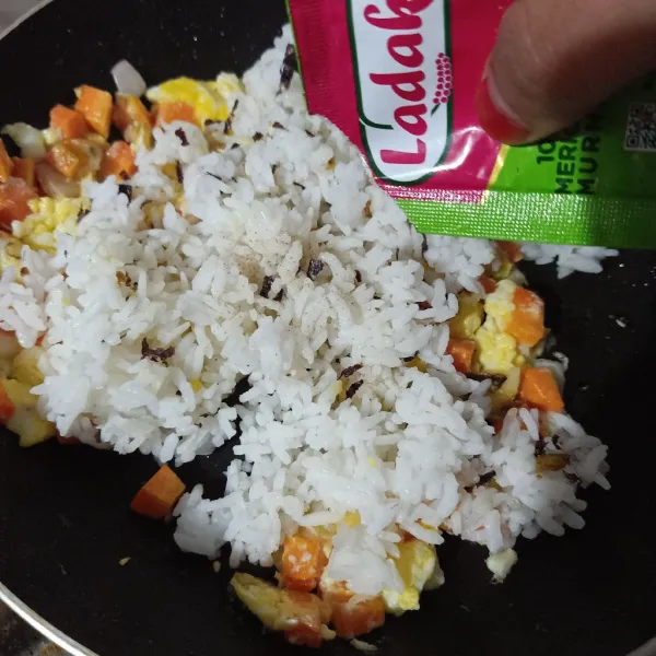 Masukkan nasi putih, beri lada, garam, kaldu bubuk.