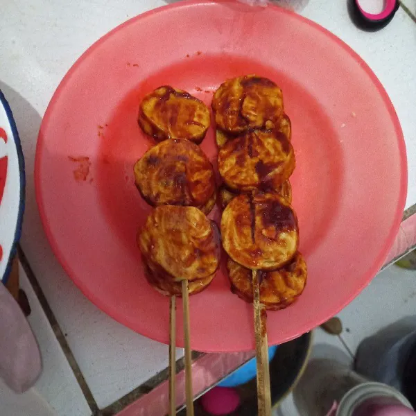 Olesi merata campuran saos pada scallop.