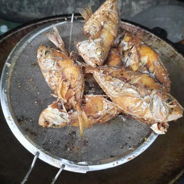 Panaskan minyak goreng ikan sampai matang dan kering.
