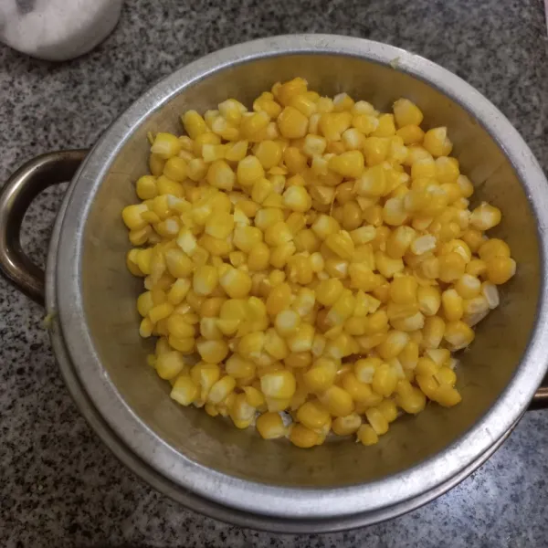 Rebus pipilan jagung manis hingga matang, tiriskan.