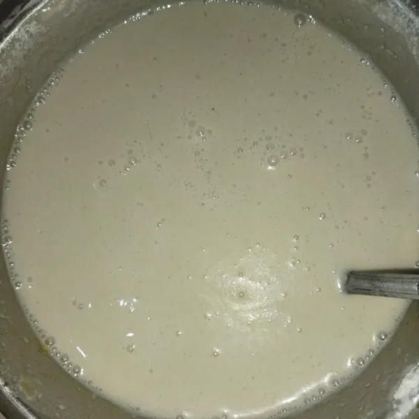 Siapkan mangkuk, lalu masukkan tepung hunkwe dan santan sebanyak 200 ml, aduk rata.