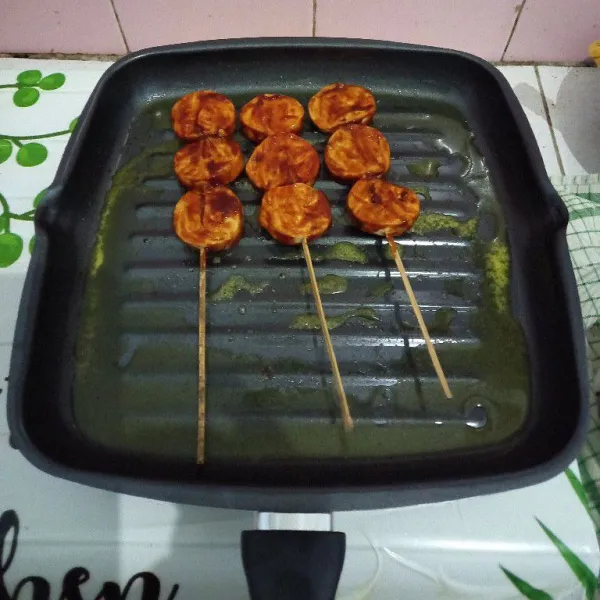 Lelehkan margarin, bakar scallop sampai agak gosong, bolak-balik agar matang merata dan siap disajikan.