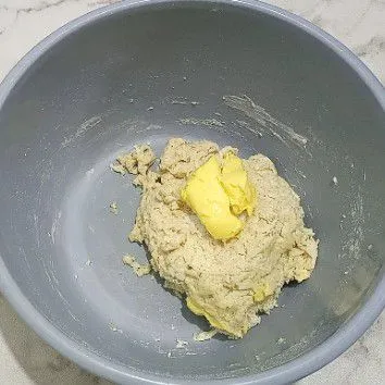 Masukan butter dan garam uleni lagi sampai kalis elastis.