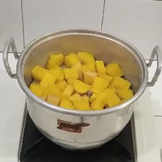 Kukus ubi kuning sampai matang kemudian haluskan menggunakan garpu.