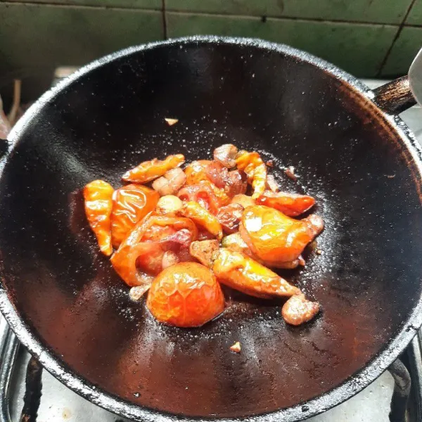 Goreng bahan sambal.