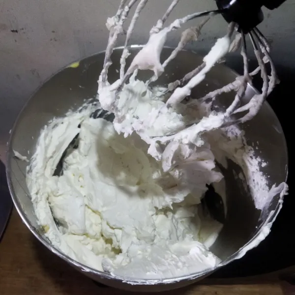 Mixer mentega putih dengan kecepatan tinggi selama 10 menit sampai mengembang.