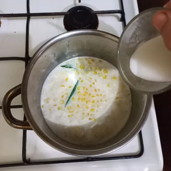 Larutkan tepung maizena dengan air, kemudian tuang pada panci rebusan dan masak hingga meletup-letup.