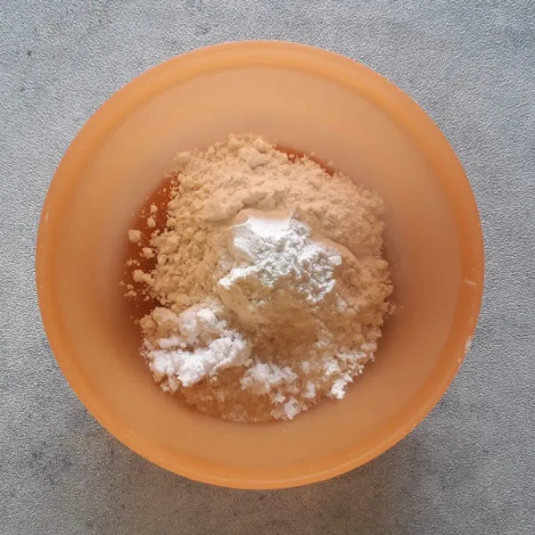 Campurkan tepung terigu, tepung beras, gula dan baking powder ke dalam mangkuk.