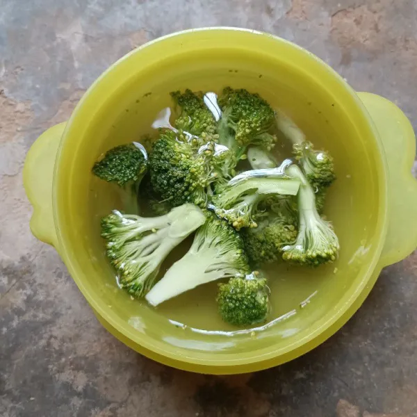 Potong-potong brokoli kemudian rendam dengan air garam selama 10 menit dan cuci kembali. Rebus di air mendidih selama 5 menit, angkat dan tiriskan.