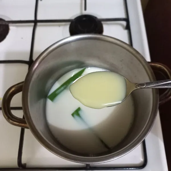 Masukan kental manis, aduk rata.