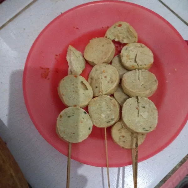 Tusukkan scallop pada tusuk sate.