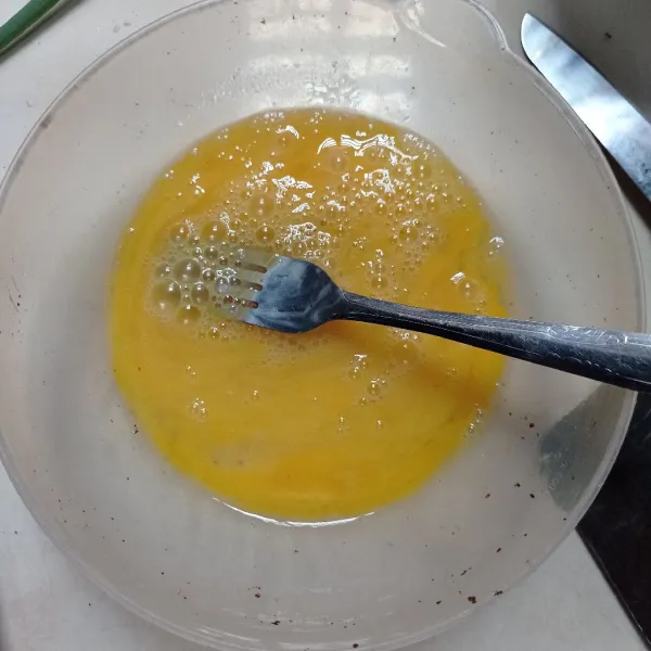 Kocok lepas telur, garam, lada dan kaldu bubuk aduk rata.