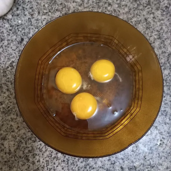 Siapkan mangkuk, pecahkan telur ayam di dalam mangkuk, kocok lepas telur beserta garam, kaldu jamur dan merica bubuk lalu sisihkan.