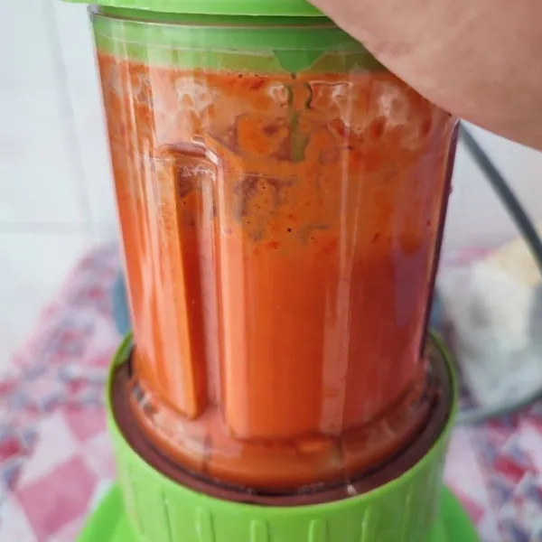 Blender bumbu halus dengan sedikit air.