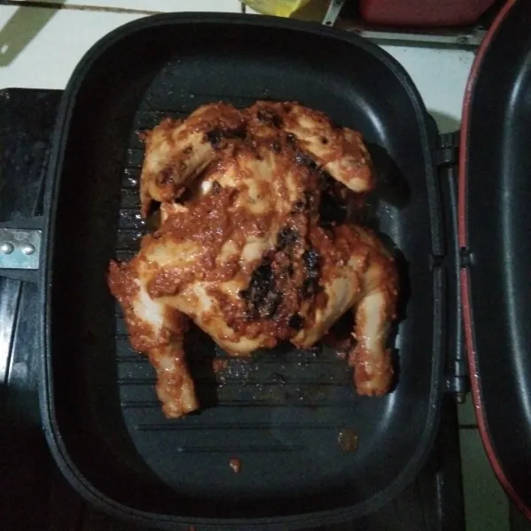 Panggang ayam diatas grill dengan api sedang. Bolak balik ayam setiap sisinya selama 5 menitan hingga ayam matang. Kemudian sajikan!