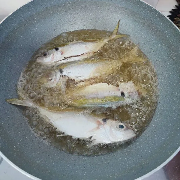 Kemudian goreng hingga matang. Tiriskan.