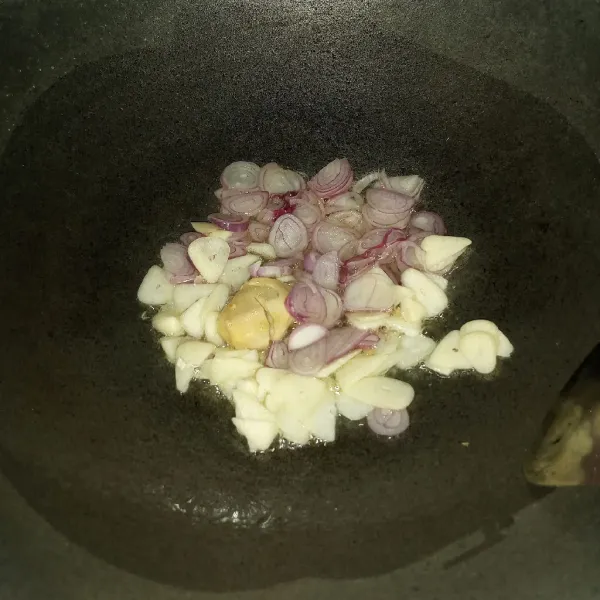 Panaskan minyak, tumis bawang merah, bawang putih dan jahe sampai layu.