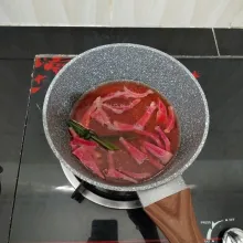 Lalu masukkan kulit buah naga. Rebus hingga mendidih dan keluar warnanya. Lalu angkat.