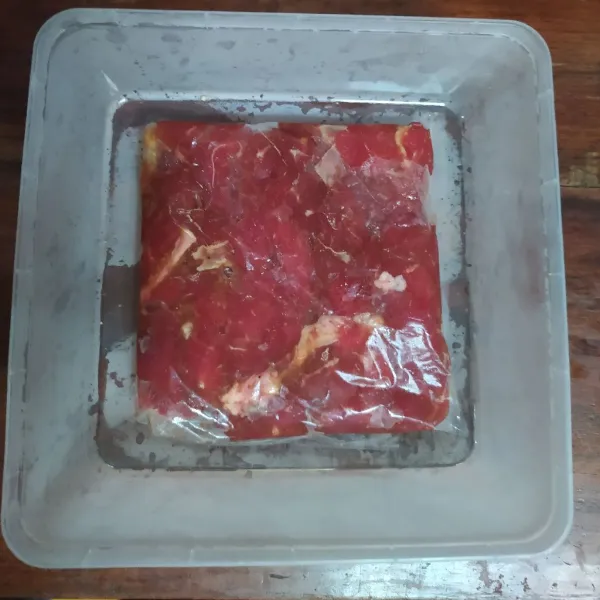 Kemudian simpan dalam freezer semalam atau minimal 1 jam. Sebelum diolah, keluarkan daging dan biarkan sampai suhu ruang.