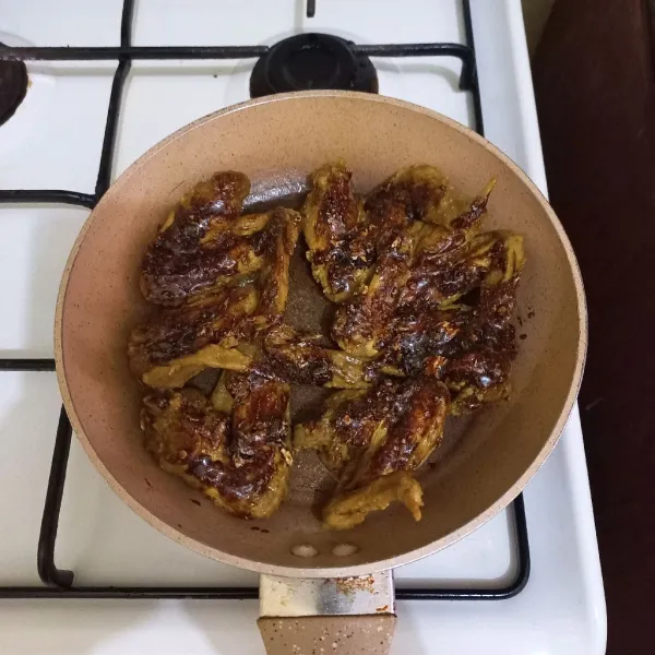 Olesi ayam dengan bumbu olesan di kedua sisinya, masak hingga menyerap.