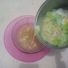 Tuang mie yang sudah matang ke dalam mangkok, aduk - aduk sampai bumbu tercampur, siap untuk disajikan dengan taburan bawang goreng.