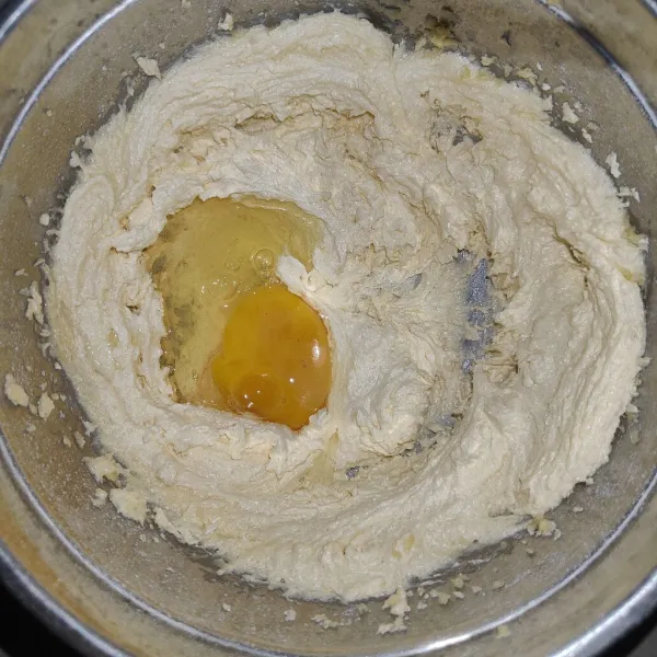 Masukkan telur, kocok dan aduk hingga rata dengan kecepatan rendah.