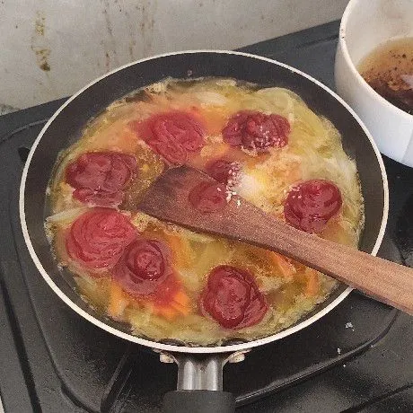 Setelah itu bumbui saos tomat, saos sambal, lada bubuk, garam dan kaldu jamur masak aduk rata. Tes rasa