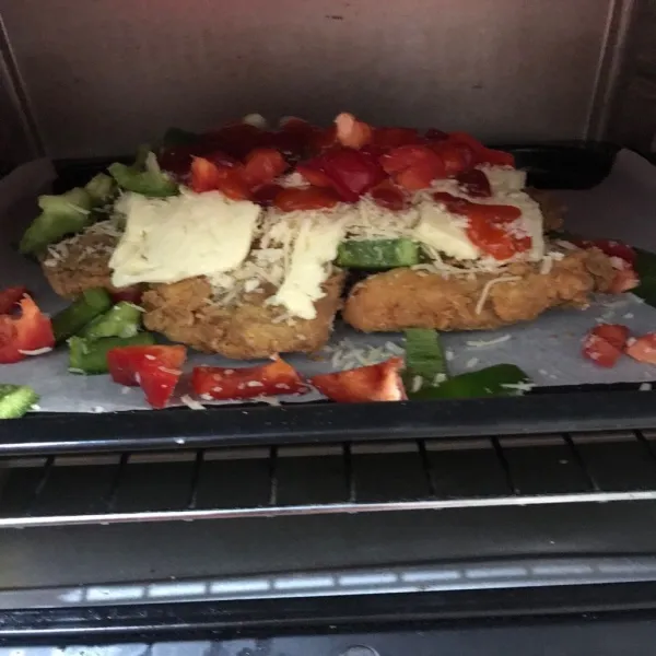 Panggang chicken pizza dalam oven dengan suhu 200 DC selama kurang lebih 15 menit. Lalu sajikan.