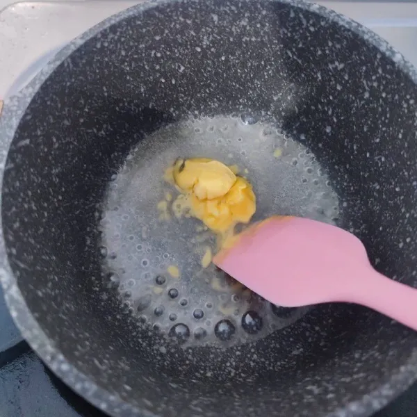 Larutkan gula, garam dan air setelah mendidih masukkan margarin. Masak sampai leleh.