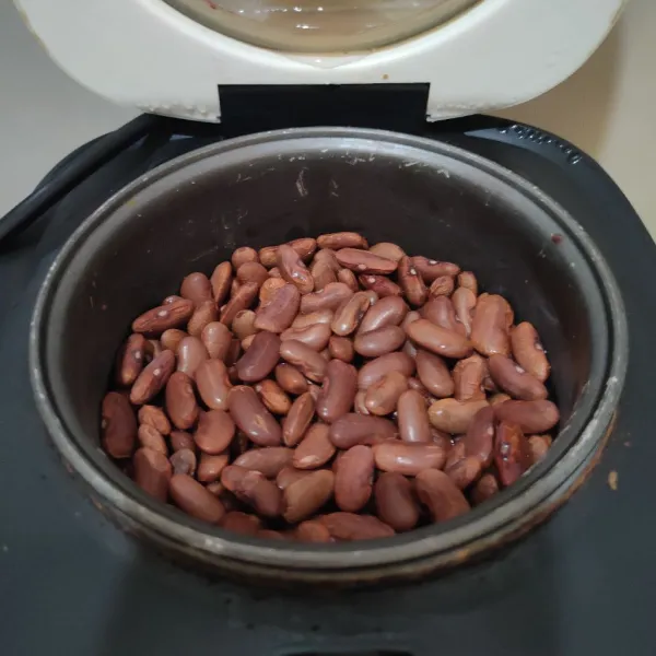 Rebus atau kukus kacang merah hingga empuk.