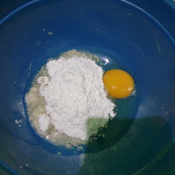 Kocok gula halus dan telur sampai larut.