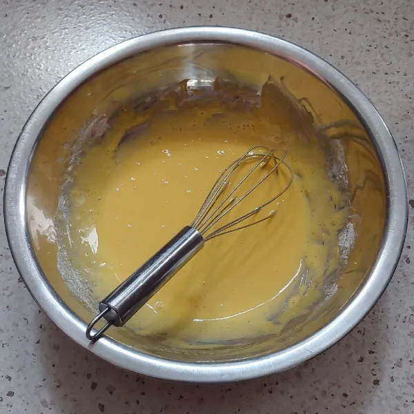 Masukkan kuning telur kocok bersama gula hingga rata dan mencair, tambahkan tepung, aduk kembali.