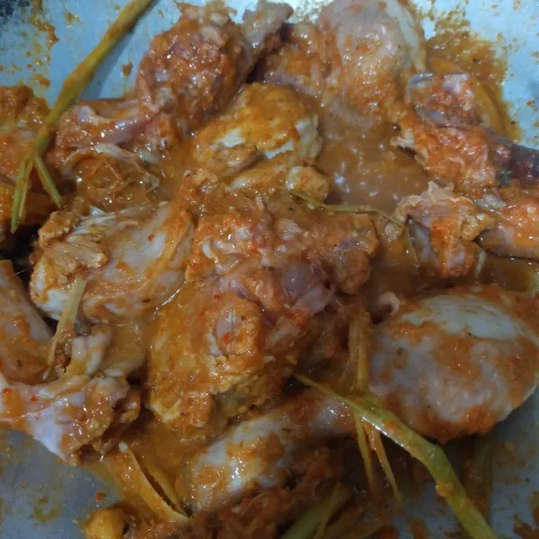 Tambahkan ayam, beri sedikit air. Masak hingga ayam matang dan jangan lupa untuk tes rasa.