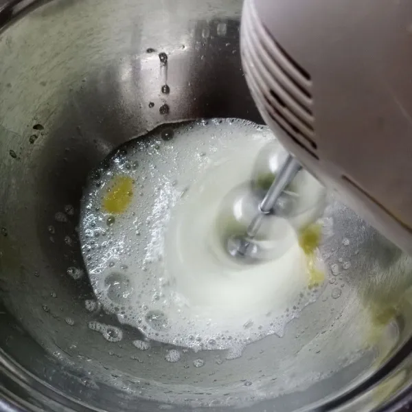 Mixer putih telur dan sp sampai berbusa.