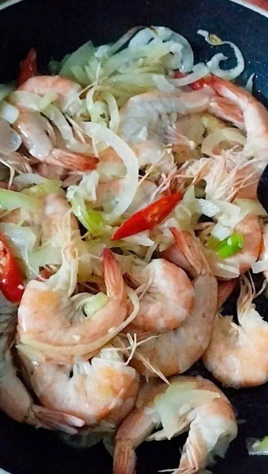 masukkan udang hingga berwarna kemarahan