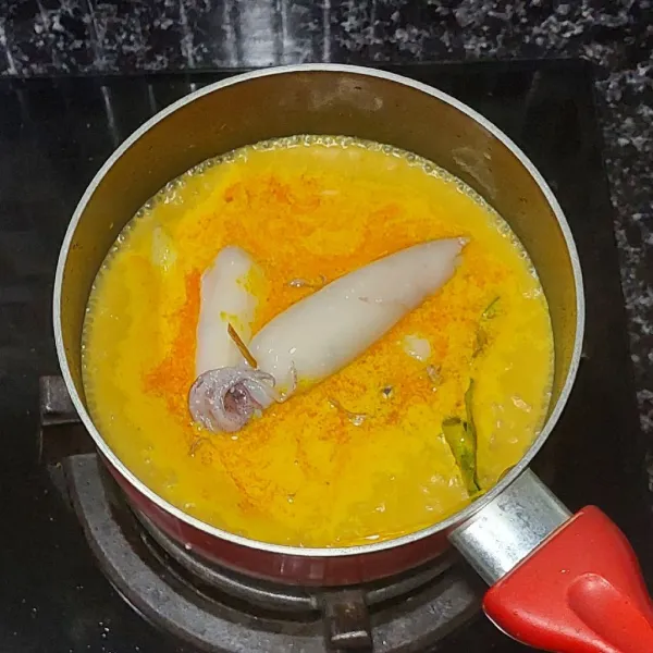 Masukan cumi, masak hingga matang. Koreksi rasa. Angkat.