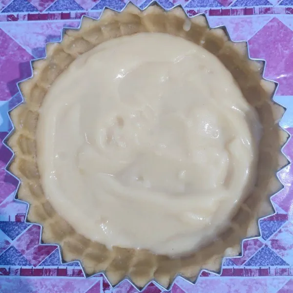 Tuang vla custard diatas kulit pie dan tambahkan apple caramel diatasnya.