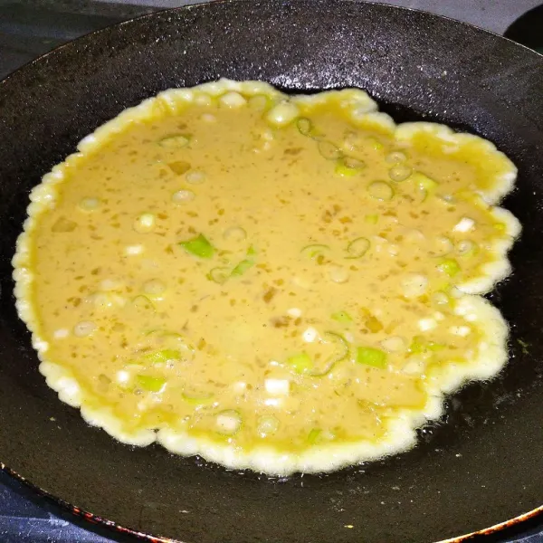 Tuang minyak ke dalam wajan, dadar telur hingga matang.
