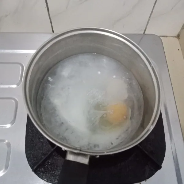 Rebus air dalam panci sampai mendidih, lalu masukan telur.