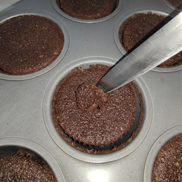 Ambil cupcake, lubangin bagian tengahnya tapi jangan sampai ke dasar cupcake. Tuang saus caramel ke dalamnya, lalu hias bagian atas cupcake dengan buttercream.