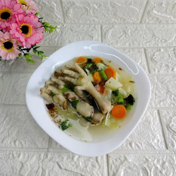 Pindahkan sayur sop ke dalam mangkuk. Taburi dengan bawang goreng dan siap disajikan.