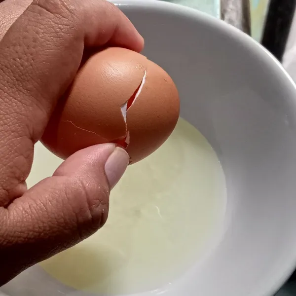 Di dalam mangkuk siapkan satu butir telur kocok lepas lalu beri air soda dan kocok kembali. Kemudian di mangkuk lain, campur tepung terigu dan baking soda dan aduk
merata lalu saring ke dalam adonan telur lalu aduk hingga rata.