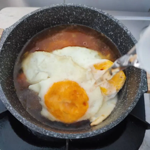 Masukkan bakso, telur ceplok, seledri dan sisa air.