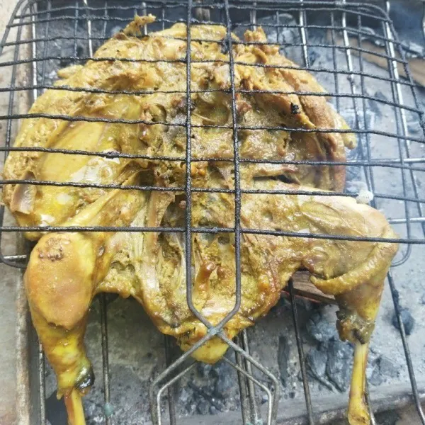 Siapkan bakaran ayam, lalu bakar ayam hingga matang, angkat lalu sajikan bersama sambal dan lalapan.