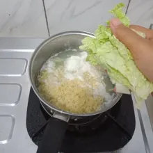 Masukkan sayur, aduk sebentar sampai matang lalu angkat.