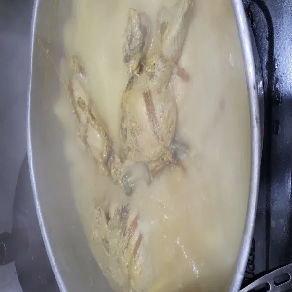 Rebus santan dengan bumbu halus, kemudian masukkan ayam yang sudah diisi dan diikat sampai bumbu meresap dan kuah agak surut