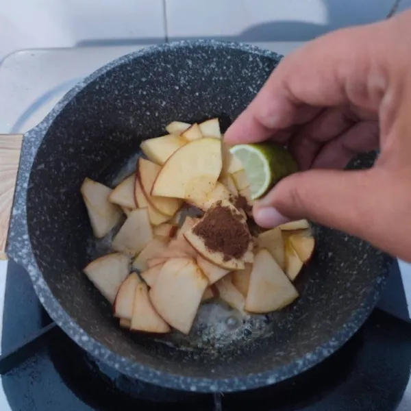 Masukkan apel, cinnamon bubuk dan perasan jeruk. Masak sampai mengental kemudian tambahkan pasta vanila, aduk rata dan biarkan dingin.