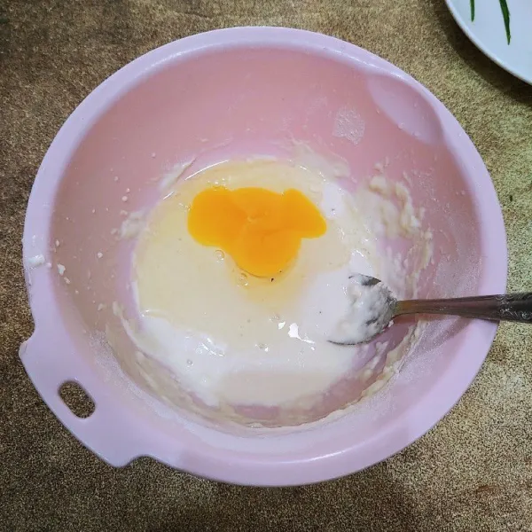Masukan tepung terigu, garam,lada dan kaldu bubuk. Tuang air sedikit demi sedikit, jangan terlalu encer lalu tambahkan telur, aduk rata.