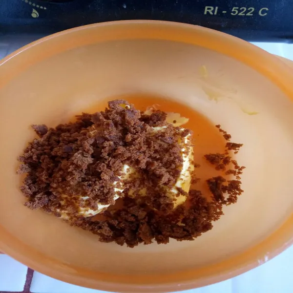 Masukkan mentega dan gula aren kocok hingga rata lalu masukan telur aduk lagi hingga rata.