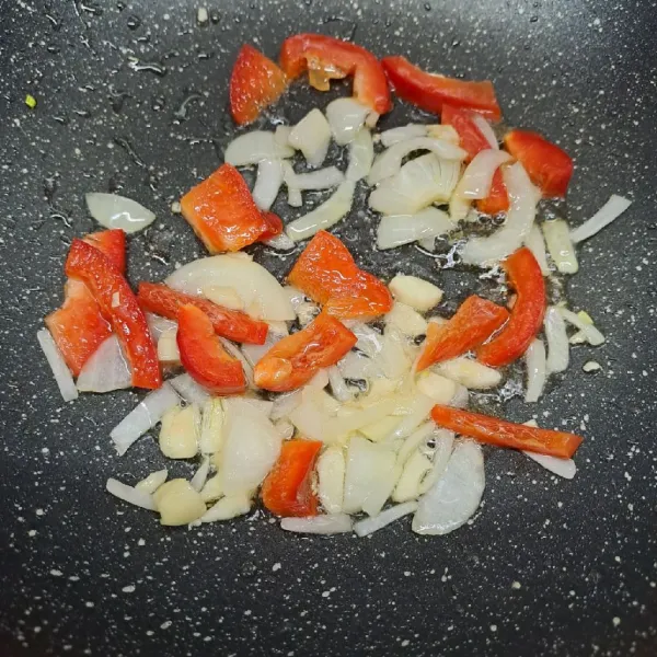 Tumis bawang putih dan bawang bombay sampai layu dan harum. Masukkan irisan paprika, tumis sebentar sampai layu.